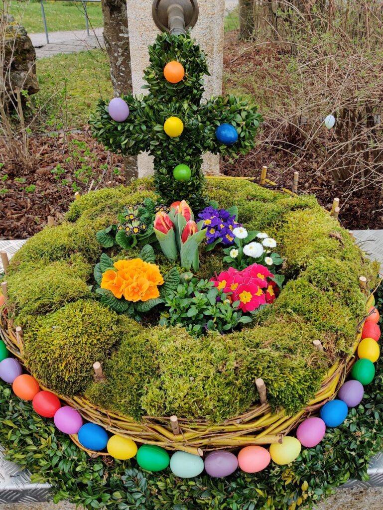 Blumengesteck und Osterkreuz